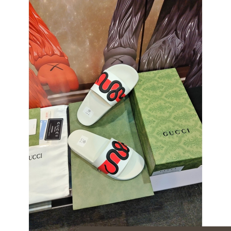 G*u*i slippers